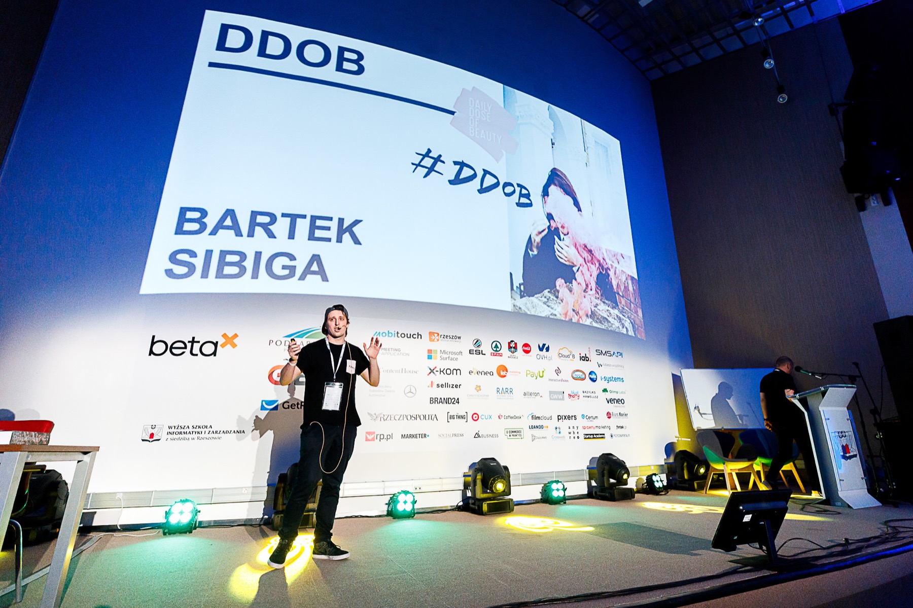 Bartek Sibiga presenting DDOB influencer marketing on a large conference stage